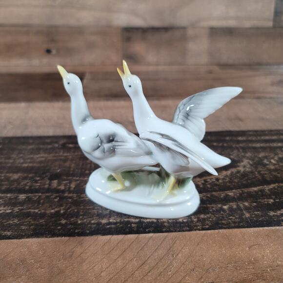 Vintage Gerold Porzellan Bavaria Western Germany 2 Geese 3 1/2" Figurine - Picture 1 of 10